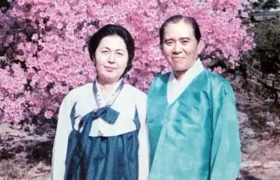 三星太后洪羅喜近況曝光,一頭黑髮精神好,與長女一起接待LV家族
