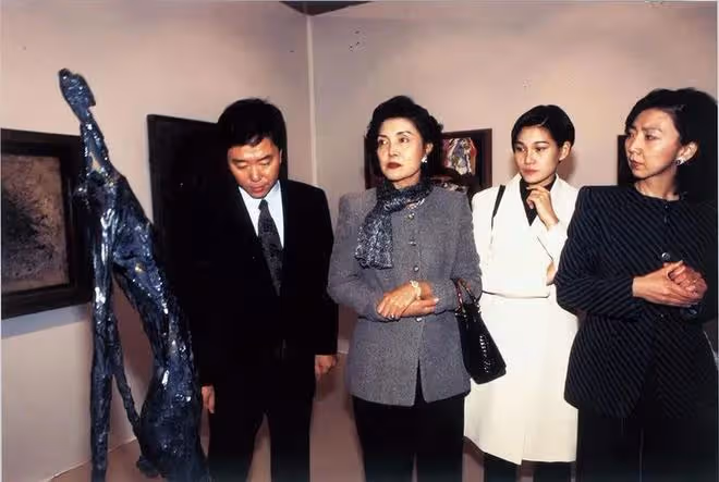 三星太后洪羅喜近況曝光,一頭黑髮精神好,與長女一起接待LV家族
