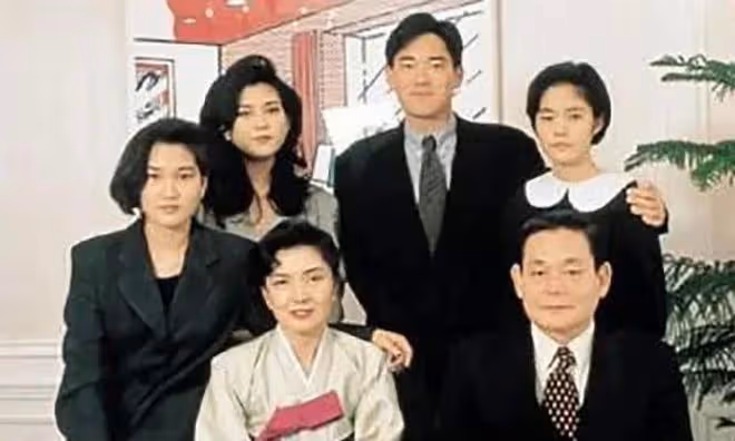 三星太后洪羅喜近況曝光,一頭黑髮精神好,與長女一起接待LV家族