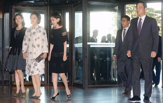 三星太后洪羅喜近況曝光,一頭黑髮精神好,與長女一起接待LV家族