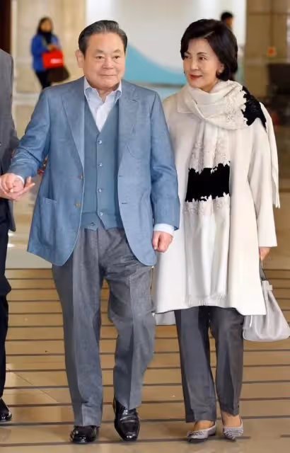 三星太后洪羅喜近況曝光,一頭黑髮精神好,與長女一起接待LV家族