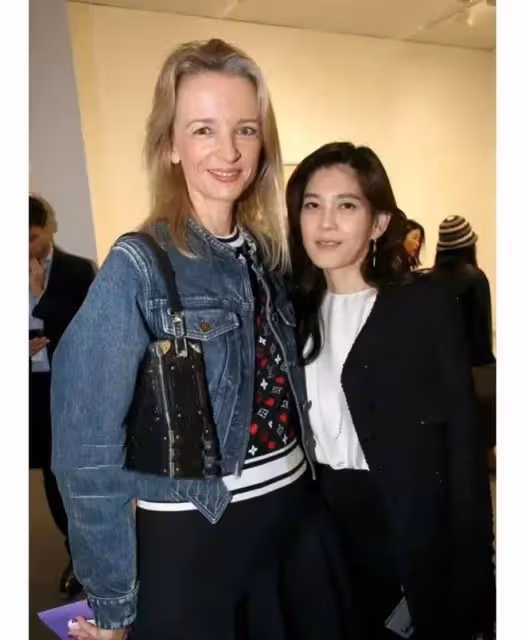 三星太后洪羅喜近況曝光,一頭黑髮精神好,與長女一起接待LV家族
