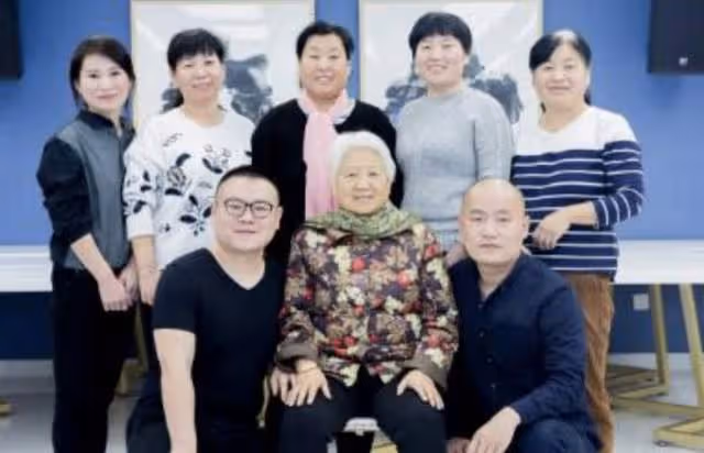 郭富城親姐住貧民窟，房屋破舊垃圾成堆，請人打掃後丟失百萬財產
