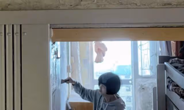 郭富城親姐住貧民窟,房屋破舊垃圾成堆,請人打掃後丟失百萬財產