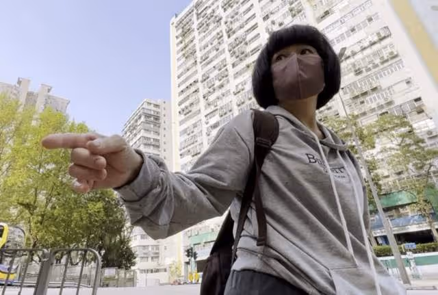 郭富城親姐住貧民窟,房屋破舊垃圾成堆,請人打掃後丟失百萬財產
