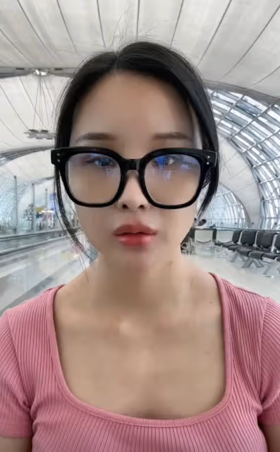 網紅美七疑被人控制，泰國機場報平安狀態異常，中旬剛去猛男餐廳