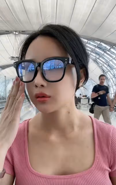 網紅美七疑被人控制，泰國機場報平安狀態異常，中旬剛去猛男餐廳