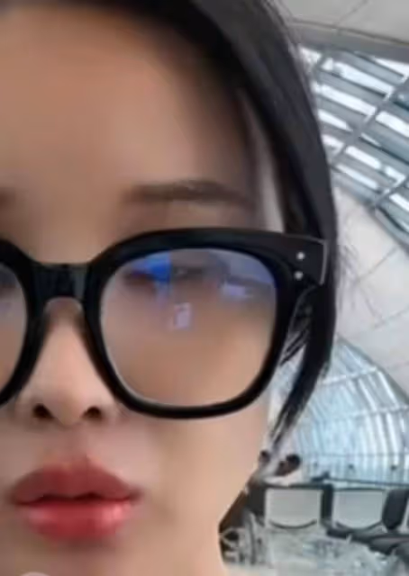 網紅美七疑被人控制，泰國機場報平安狀態異常，中旬剛去猛男餐廳