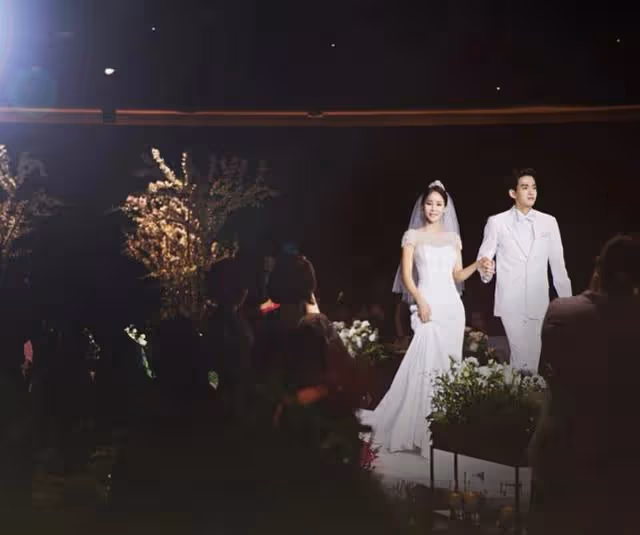 相差17歲的姐弟戀明星夫婦結婚五年依舊恩愛如初!