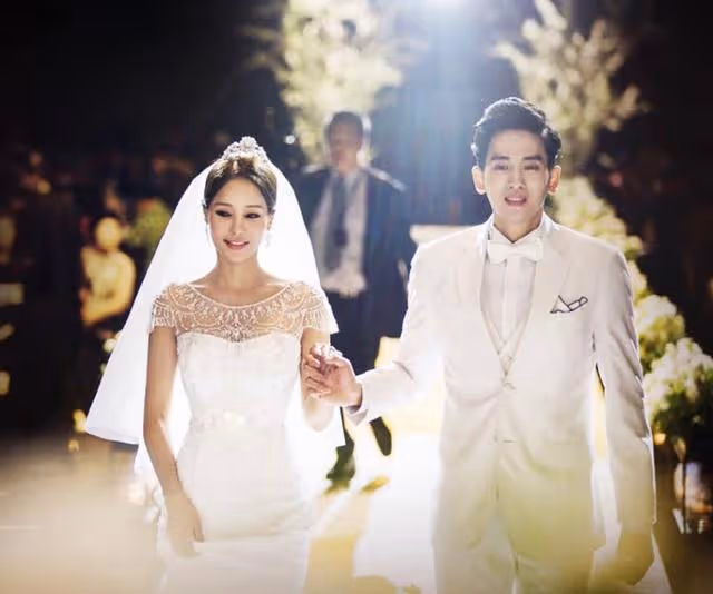 相差17歲的姐弟戀明星夫婦結婚五年依舊恩愛如初!