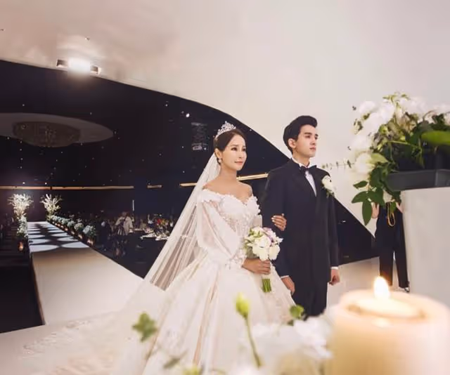 相差17歲的姐弟戀明星夫婦結婚五年依舊恩愛如初!