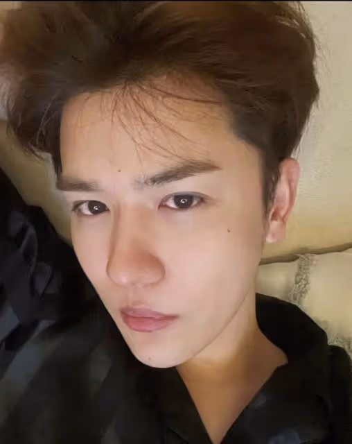 小鮮肉男星被曝和富婆發生關係換資源，與女友發生關係時愛咬人
