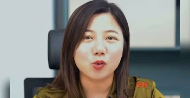 變性了?浪味仙女性特徵越來越明顯,波浪卷髮緊身裙胸部突出