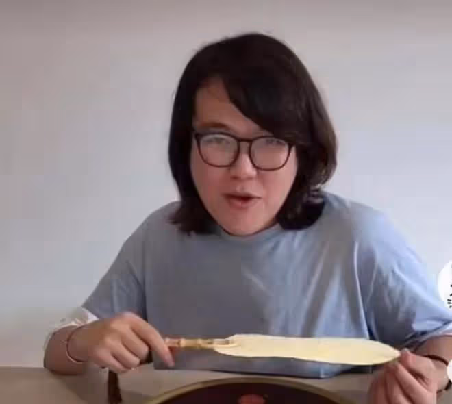 變性了?浪味仙女性特徵越來越明顯,波浪卷髮緊身裙胸部突出
