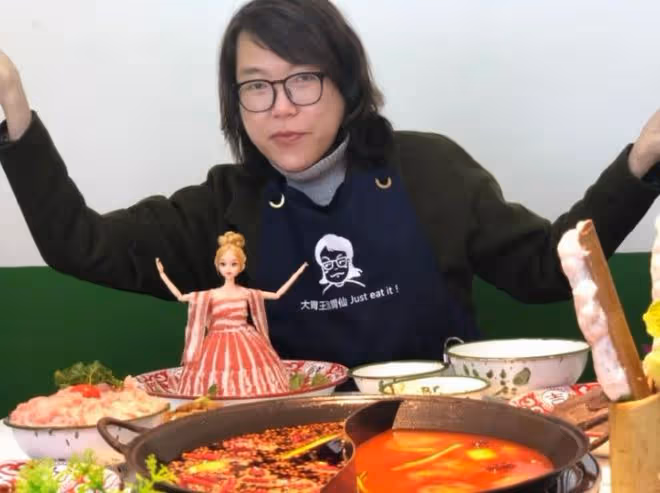 變性了?浪味仙女性特徵越來越明顯,波浪卷髮緊身裙胸部突出