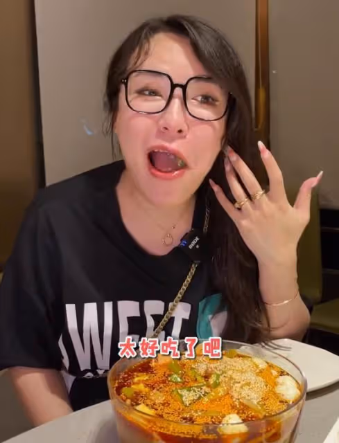 變性了?浪味仙女性特徵越來越明顯,波浪卷髮緊身裙胸部突出