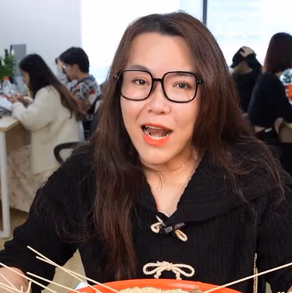 變性了?浪味仙女性特徵越來越明顯,波浪卷髮緊身裙胸部突出