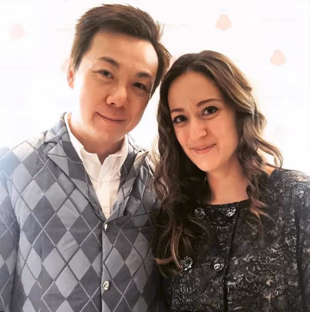 何猷光女兒悼念父母,分享父親年輕照片,當時的何猷光很帥很酷