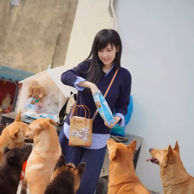 周慧敏探望幸福狗舍，做公益留下大量幸福合影照，人美心又善