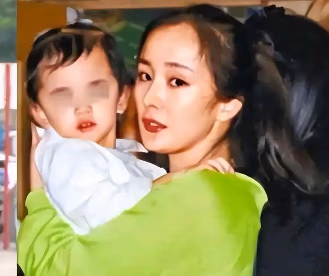 楊冪到香港探望女兒不順利,劉丹透露我不知道,我沒有見到她