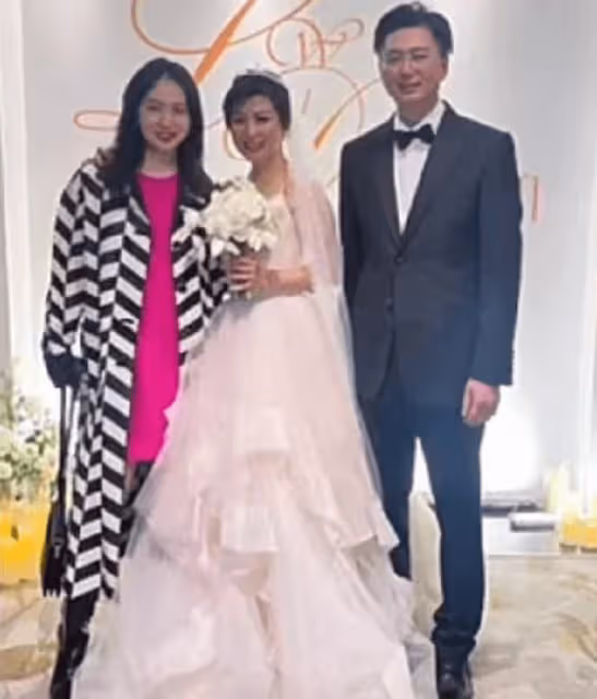 49歲主持人陳蕾二婚嫁教授，披潔白頭紗笑開懷，與前夫同學育一女