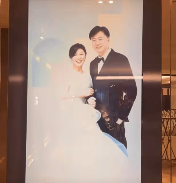 49歲主持人陳蕾二婚嫁教授，披潔白頭紗笑開懷，與前夫同學育一女