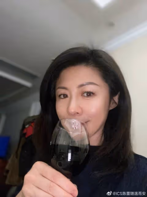 49歲主持人陳蕾二婚嫁教授，披潔白頭紗笑開懷，與前夫同學育一女