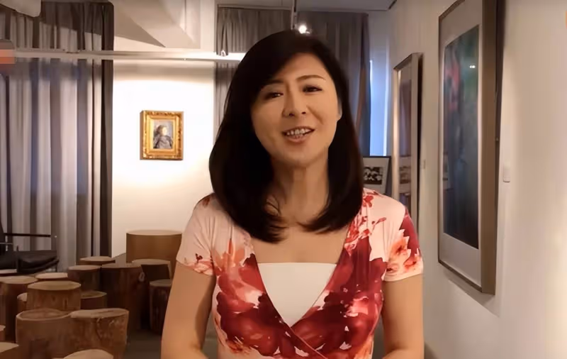 49歲主持人陳蕾二婚嫁教授，披潔白頭紗笑開懷，與前夫同學育一女