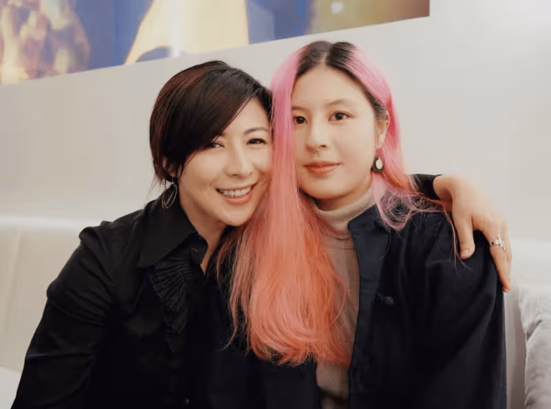 49歲主持人陳蕾二婚嫁教授，披潔白頭紗笑開懷，與前夫同學育一女