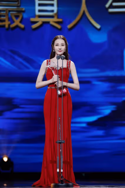 這一夜，李宇春和眾85小花「扭打成一團」，她註定成為最大贏家