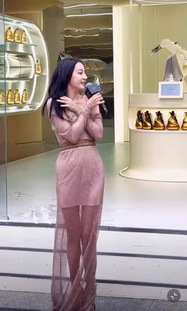 這一夜，李宇春和眾85小花「扭打成一團」，她註定成為最大贏家