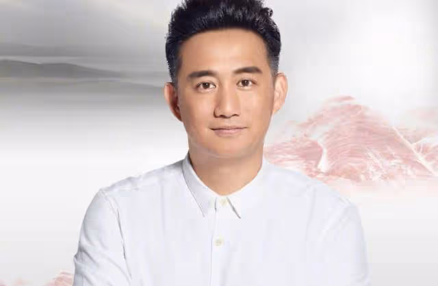 黃多多謠言過後，黃磊罕見現身，面無表情心事沉重！