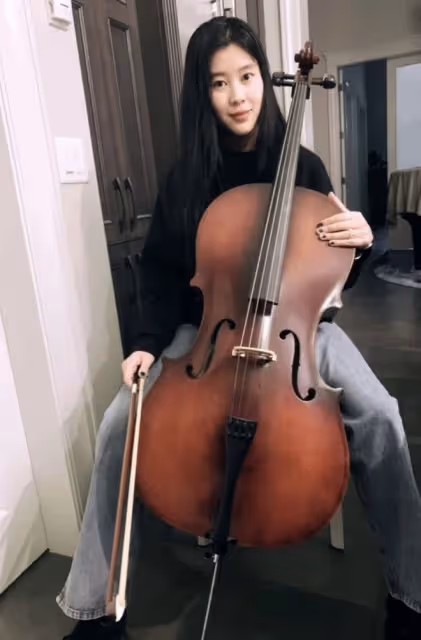 黃聖依繼女曬美照，楊海潤抱大提琴端莊淑女，畢業於哈佛才氣過人