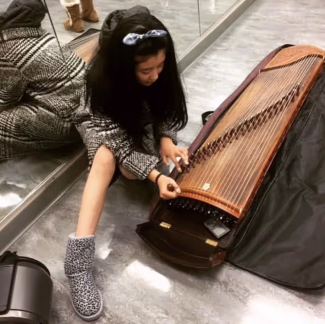 黃聖依繼女曬美照，楊海潤抱大提琴端莊淑女，畢業於哈佛才氣過人