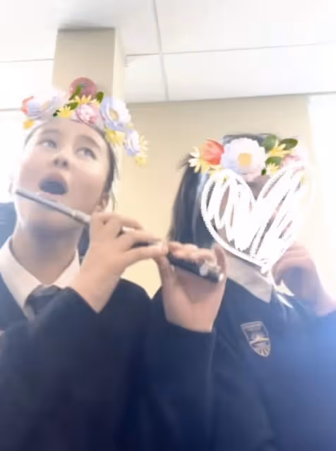 黃聖依繼女曬美照，楊海潤抱大提琴端莊淑女，畢業於哈佛才氣過人