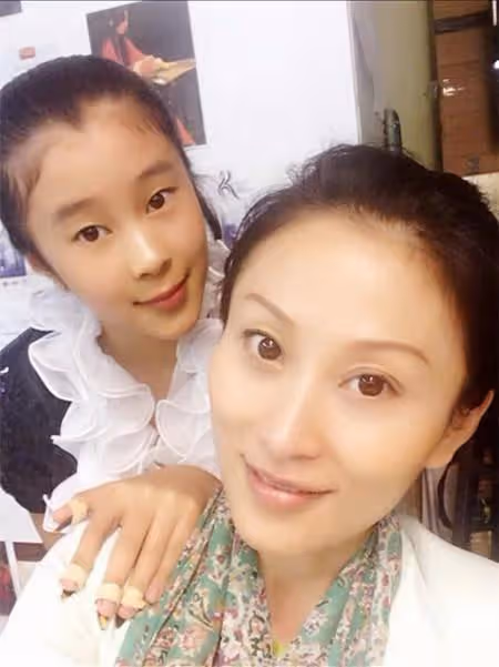 黃聖依繼女曬美照，楊海潤抱大提琴端莊淑女，畢業於哈佛才氣過人