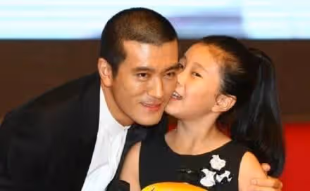 黃聖依繼女曬美照,楊海潤抱大提琴端莊淑女,畢業於哈佛才氣過人