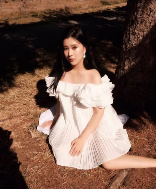 黃聖依繼女曬美照,楊海潤抱大提琴端莊淑女,畢業於哈佛才氣過人