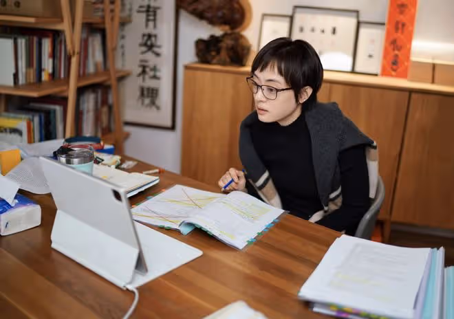 孫儷自曝將進組拍戲，研究台詞本超認真，辦公室內景曝光古色古香