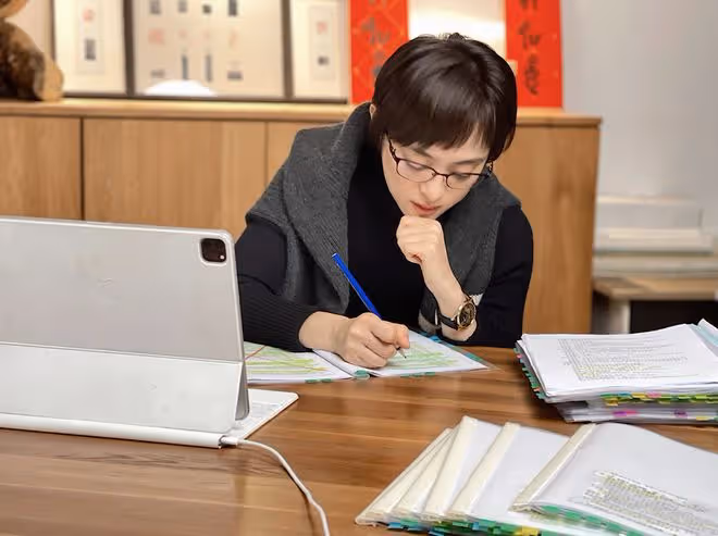 孫儷自曝將進組拍戲,研究台詞本超認真,辦公室內景曝光古色古香