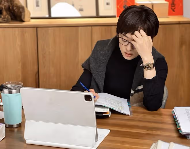 孫儷自曝將進組拍戲,研究台詞本超認真,辦公室內景曝光古色古香