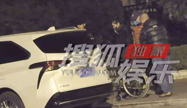 視後陳小藝全家聚餐,開30萬日產車老公坐輪椅,23歲兒子帥氣露面