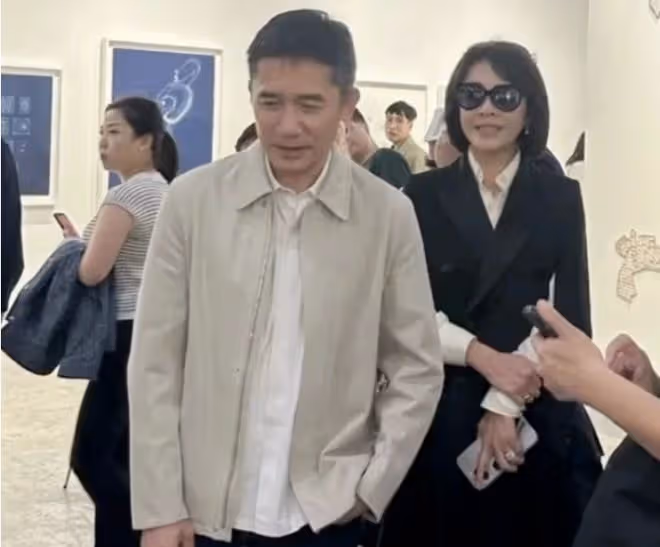 梁朝偉:回國夫婦合體現身,劉嘉玲穿JK裙扮嫩,58歲的背影像少女