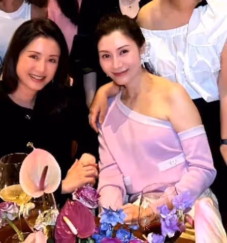 郭晶晶罕見參加名媛聚會,站位邊緣打扮格格不入,李嘉欣卻在C位