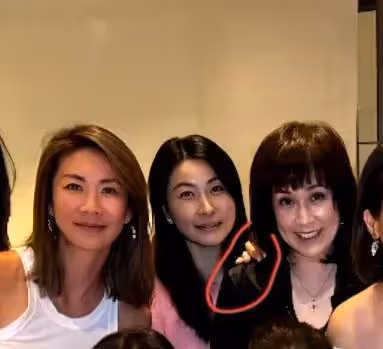 郭晶晶罕見參加名媛聚會,站位邊緣打扮格格不入,李嘉欣卻在C位