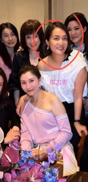 郭晶晶罕見參加名媛聚會,站位邊緣打扮格格不入,李嘉欣卻在C位