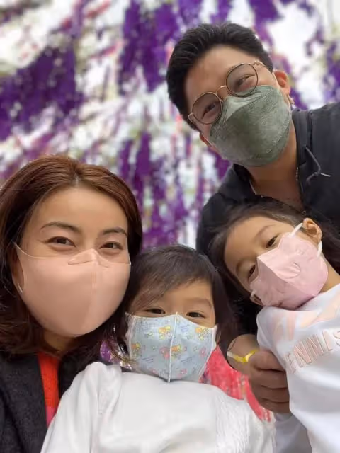郭晶晶罕見參加名媛聚會,站位邊緣打扮格格不入,李嘉欣卻在C位
