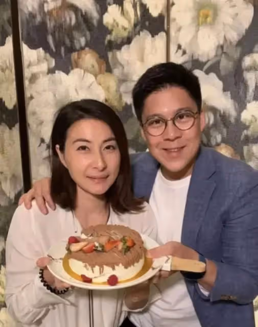 郭晶晶罕見參加名媛聚會,站位邊緣打扮格格不入,李嘉欣卻在C位