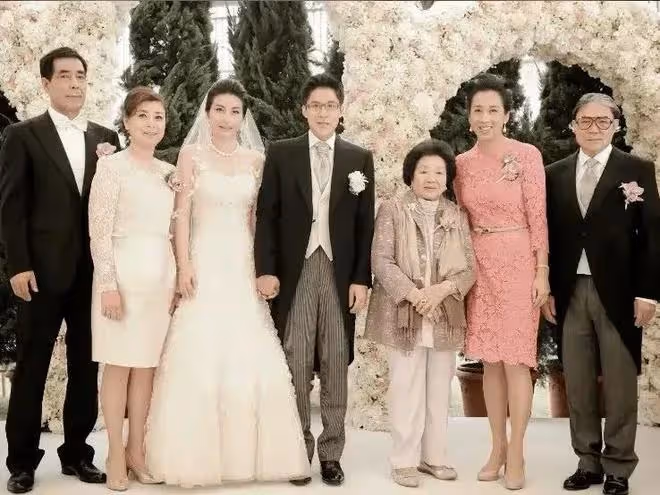 郭晶晶罕見參加名媛聚會,站位邊緣打扮格格不入,李嘉欣卻在C位