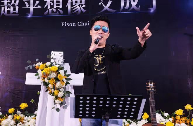 艾成離世半年,弟弟艾翔因心梗猝死,父母發文撕心裂肺的痛